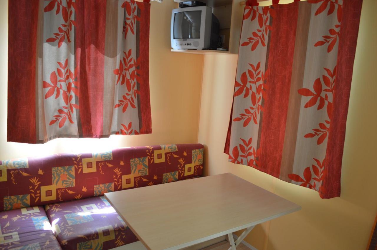 Le Clocher De Neyran Hotell Saint-Gervais-sur-Mare Exteriör bild